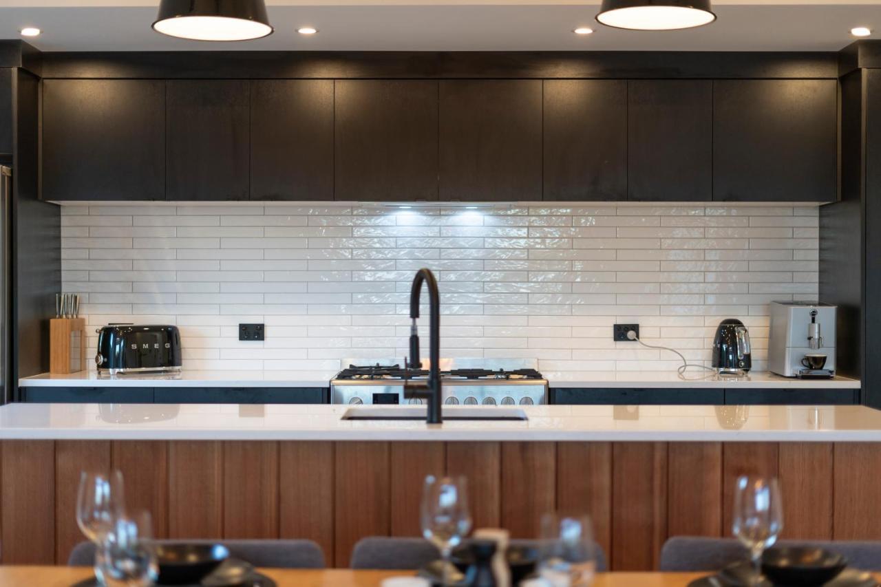 Black Barn Modern: Luxe Martinborough Escape Exterior foto